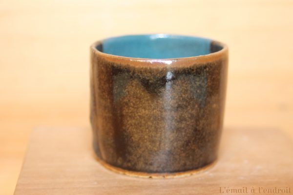 tasse bleue et marron