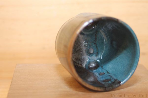 tasse bleue et marron