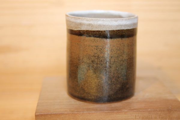 Tasse marron et gris