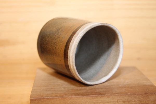 tasse marron et gris