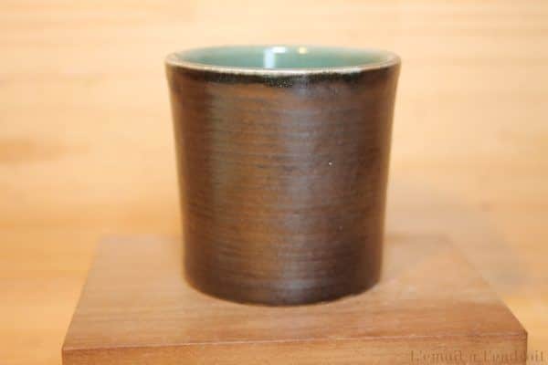 tasse verte et gris