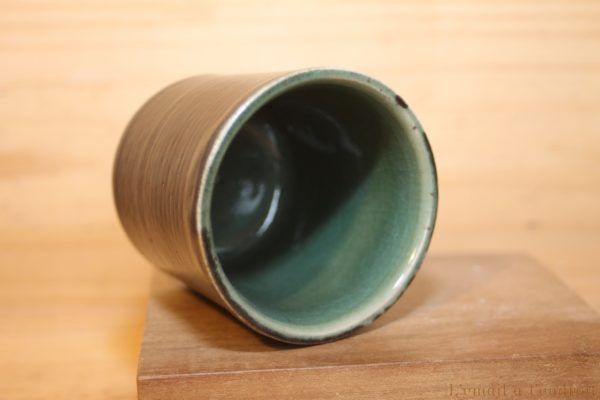 tasse verte et gris