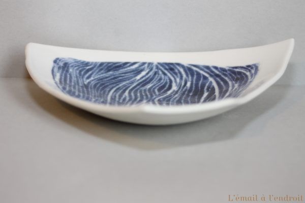 Petit plat design en porcelaine