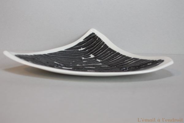 Petit plat design en porcelaine