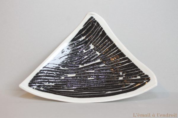 Petit plat design en porcelaine