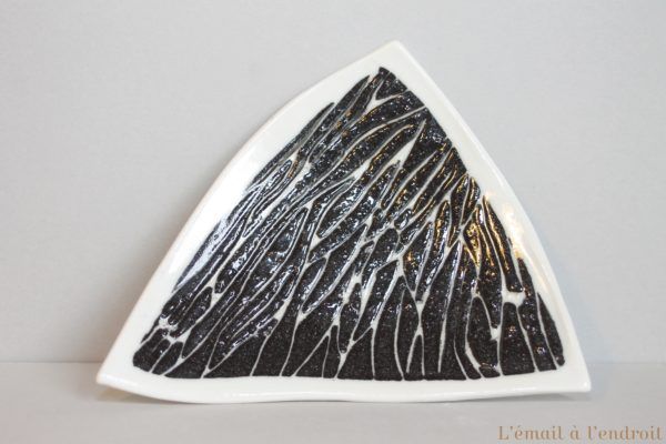 Petit plat design en porcelaine