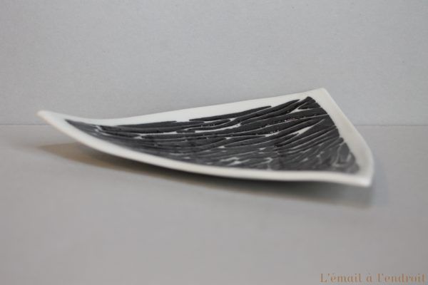 Petit plat design en porcelaine