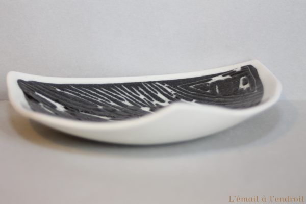 Petit plat design en porcelaine
