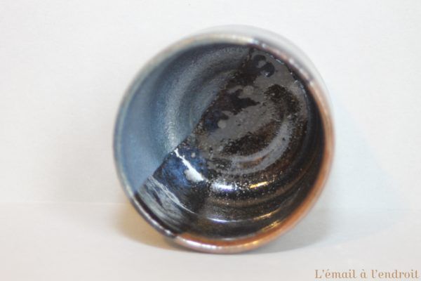 tasse marron bleu
