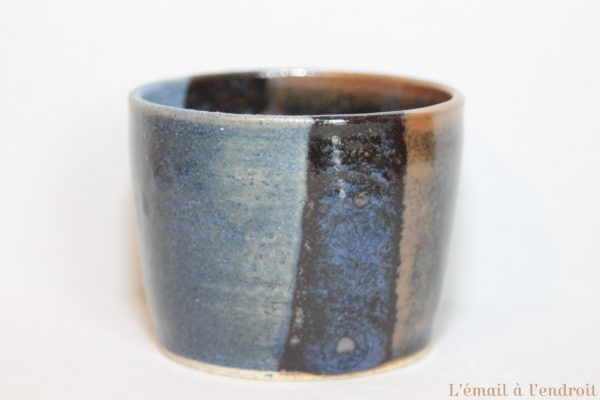 tasse marron bleu