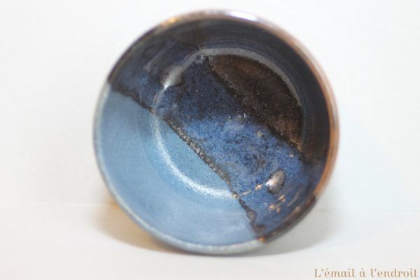 tasse marron bleu