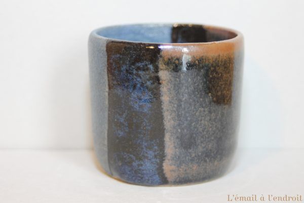 tasse marron bleu