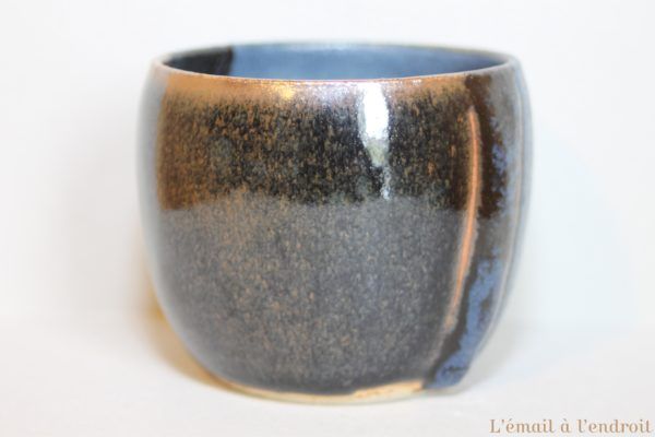 tasse marron bleu