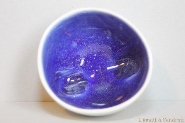 vasque en porcelaine blanche et bleue