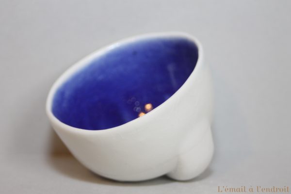 vasque en porcelaine blanche et bleue
