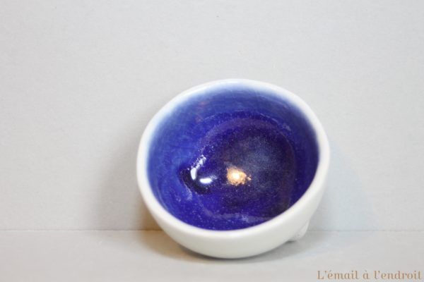 vasque en porcelaine blanche et bleue