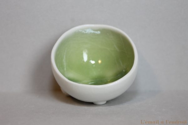 vasque en porcelaine blanche et verte