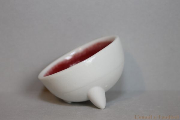 vasque en porcelaine blanche et rouge
