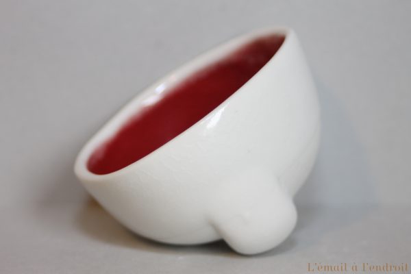 vasque en porcelaine blanche et rouge