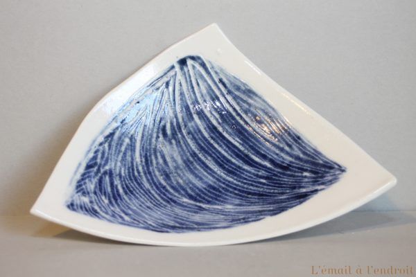 Petit plat design en porcelaine