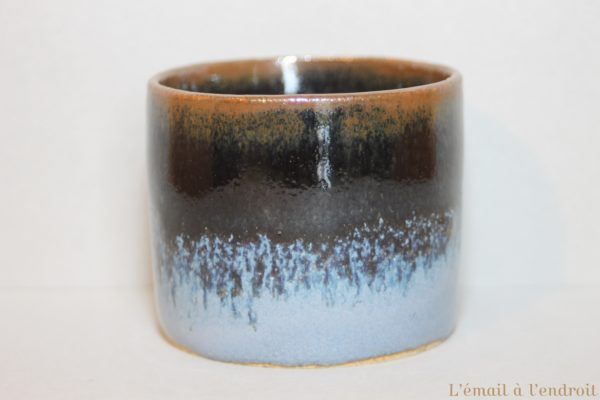 tasse marron bleu