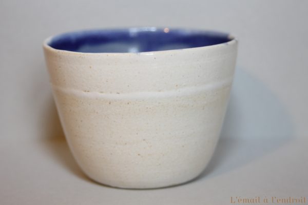 tasse beige bleu