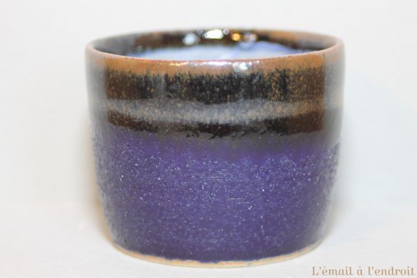 tasse marron bleu
