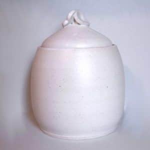 pot en grès blanc cassé