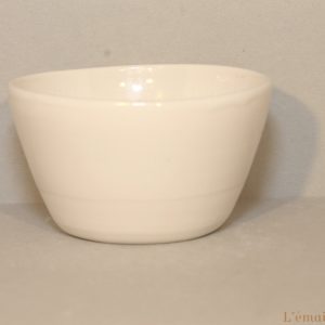 tasse blanche en porcelaine