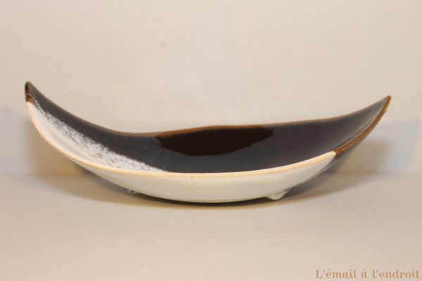 Plat en grès blanc noir