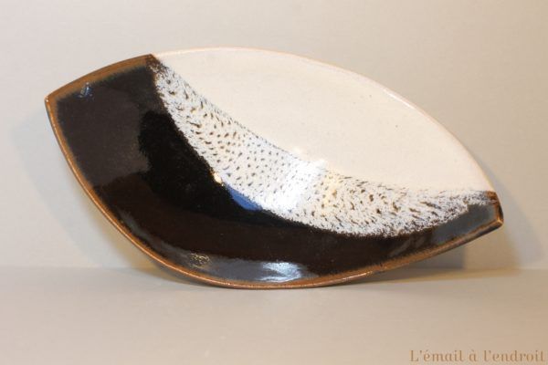Plat en grès blanc noir