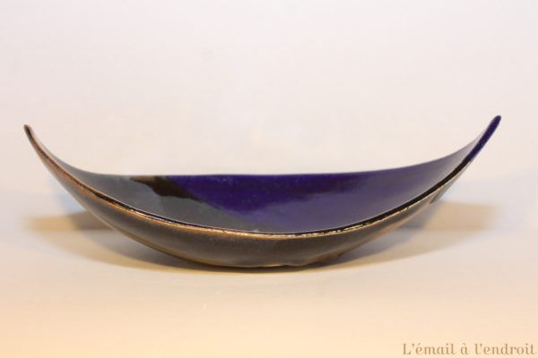 Plat en grès bleu noir