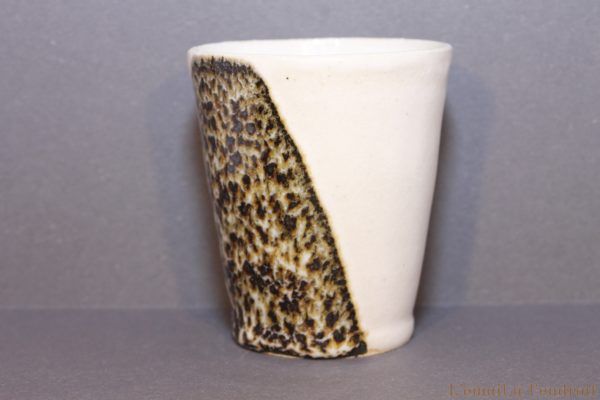 tasse blanc marron
