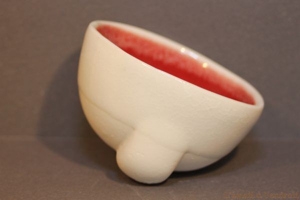 vasque en porcelaine blanche et rouge