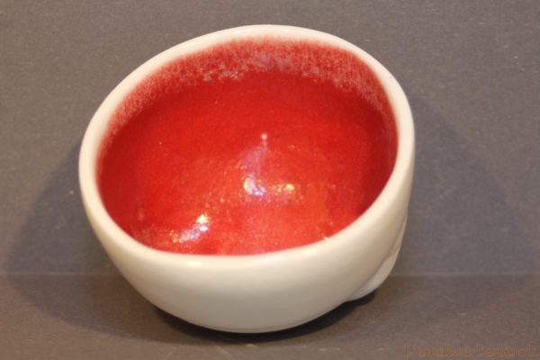 vasque en porcelaine blanche et rouge