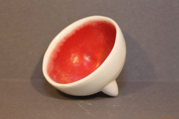 vasque en porcelaine blanche et rouge