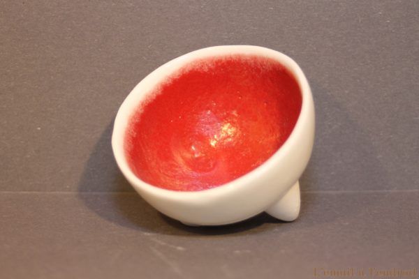 vasque en porcelaine blanche et rouge