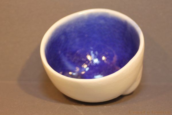 vasque en porcelaine blanche et bleue