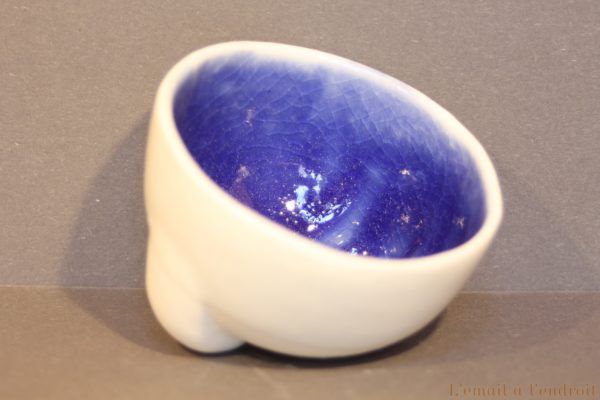 vasque en porcelaine blanche et bleue