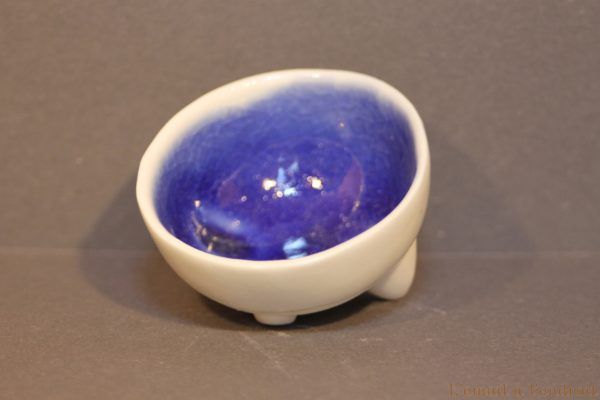 vasque en porcelaine blanche et bleue