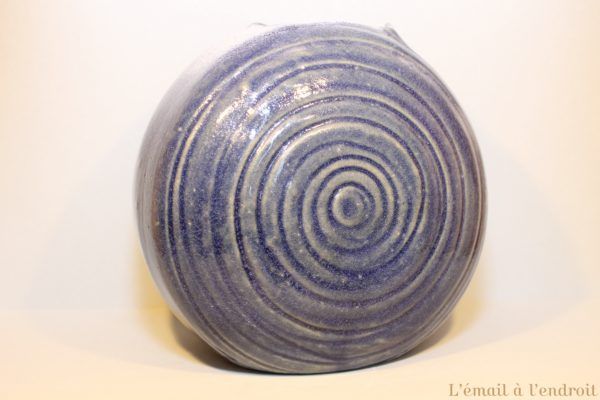 vase bleu aplati