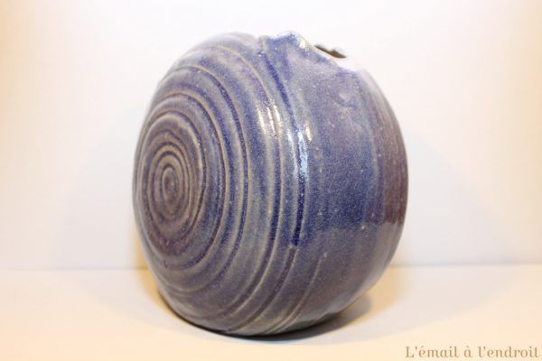 vase bleu aplati