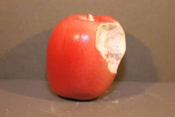 pomme croquée rouge