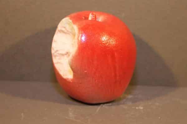 pomme croquée rouge