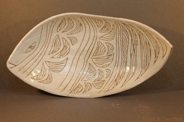 Plat en grès gris beige