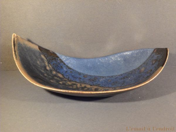Plat en grès bleu marron