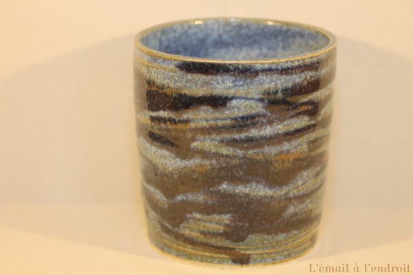 tasse marron bleue