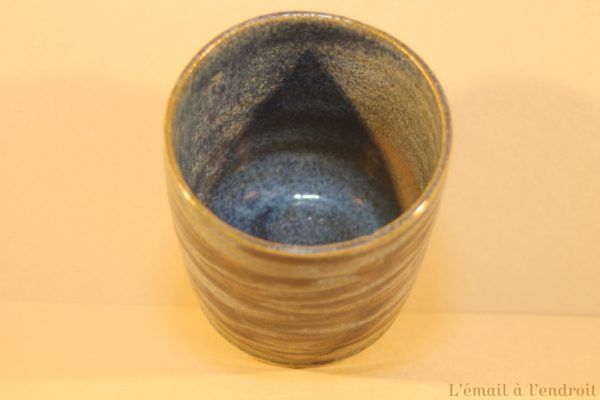 tasse marron bleue