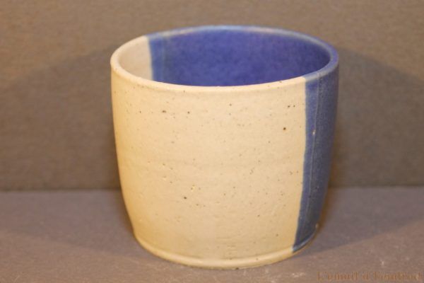 tasse bleue et sable