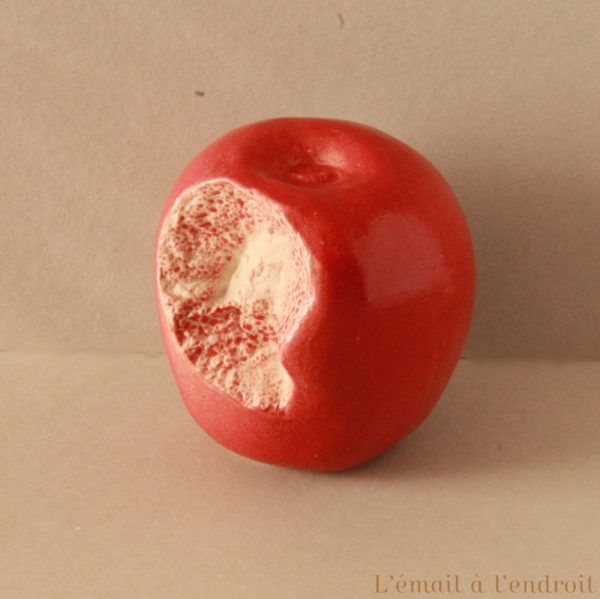 pomme croquée rouge